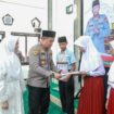 Kapolres Jombang saat bagikan beasiswa kepada para penerima