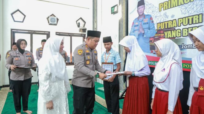 
					Kapolres Jombang saat bagikan beasiswa kepada para penerima