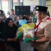 Kapolres bersama masyarakat saat bazar pangan murah