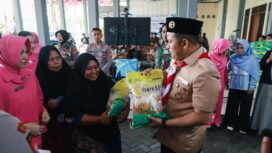 Kapolres bersama masyarakat saat bazar pangan murah