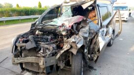 kondisi mobil yang dikendarai ketiga korban usai tabrakan