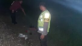 petugas memeriksa kondisi korban di lokasi kejadian