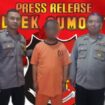 pelaku diapit petugas