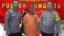 pelaku diapit petugas