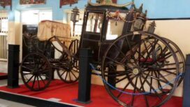 Kereta hdiah dari Raffles biasa disebut kereta melor (my lord)