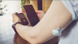 Sistem pankreas buatan menggunakan monitor glukosa kontinu, pompa insulin, dan program yang tersimpan di pompa atau ponsel pintar IiST)