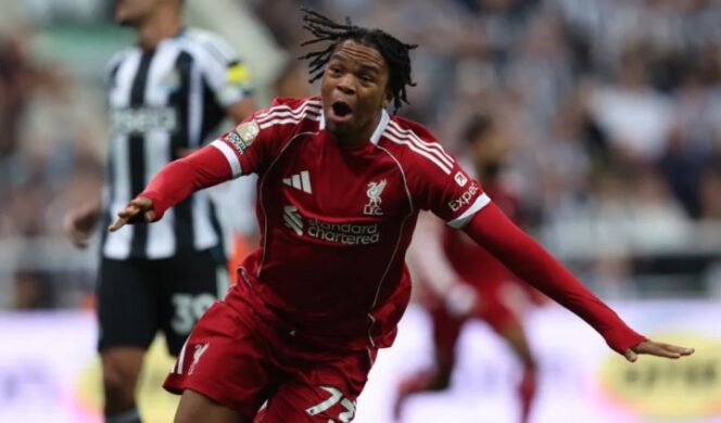 
					Gol kemenangan The Reds Rio Ngumoha 16 Tahun. (reuters)