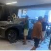 Mobil listrik yang dirusak warga (IST)