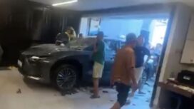 Mobil listrik yang dirusak warga (IST)