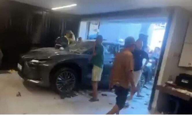 
					Mobil listrik yang dirusak warga (IST)