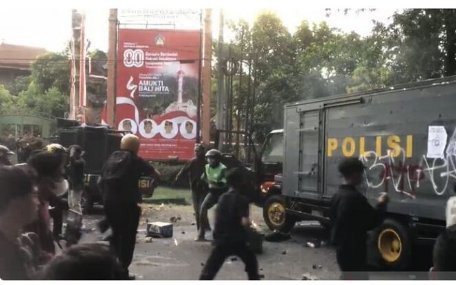 
					Kerusuhan juga terjadi di Bali