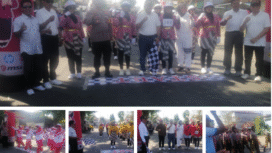 Camat, Danramil, kapolsek, serta kepala desa di lingkungan kecamatan Gudo, Jombang mengibarkan bendera start pemberangkat lomba gerek jalan, di depan lapangan desa Blimbing, Gudo, Rabu 27 Agustus 2025. Foto: Kredonews.com/ priyo suwarno