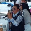 Susi Pudjiastuti berkomunikasi dengan Gubernur Jabar Dedi Mulyadi melalui video call di hadapan ratusan warga pesisir terkait Penolakan KJA di Pantai Timur Pangandaran, Rabu 13 Agustus 2025. 