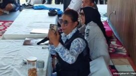 Susi Pudjiastuti berkomunikasi dengan Gubernur Jabar Dedi Mulyadi melalui video call di hadapan ratusan warga pesisir terkait Penolakan KJA di Pantai Timur Pangandaran, Rabu 13 Agustus 2025. 