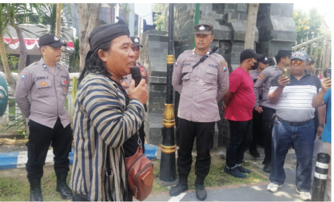 
					Koordinator Forum Pemuda Jombatan Bersatu (FPJB), Aan Teguh Prihanto, menyampaikan hasil pertemuannya dengan Sekda Jombang Agus Purnomo, Ketua DPRD Jombang Hadi Atmaji, dan beberapa kepala dinas, Kamis 7 Agustus 2025. Foto: kredonews.com/ aditya prayogo