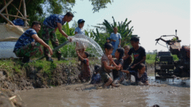 Bocah-bocah desa Kromong bersuka ria mandi di air pancuran sumur bor, karya prajurit TNI Komdim Jombang yang tengah melaksanakan TMMD 125 di kecamatan Ngusikan, Jombang. Foto: Diskominfo Jombang