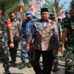 Bupati Jombang Warsubi mendampingi kehadiran Asisten Logistik (Aslog) panglima TNI, Mayjend TNI Chandra Wijaya, dan Dandim 0814/Jombang Lekol Kav. Dicky Prasojo ketika meninjau pelaksanaaan TMMD 125 di kecamatan Ngusikan, Jombang, Jumat 1 Agustus 2025. Foto: Diskominfo Jombang