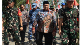 Bupati Jombang Warsubi mendampingi kehadiran Asisten Logistik (Aslog) panglima TNI, Mayjend TNI Chandra Wijaya, dan Dandim 0814/Jombang Lekol Kav. Dicky Prasojo ketika meninjau pelaksanaaan TMMD 125 di kecamatan Ngusikan, Jombang, Jumat 1 Agustus 2025. Foto: Diskominfo Jombang