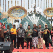 Desa Miagan, kecamatan Mojoagung, Jombang, menggelar sajian kreativitas budaya mengangkat daya tarik payung, dengan tema: Miagan Umbrella Fest 2025, di alun-alun Cemara (AAC), Minggu, 3 Agustus 2025. Foto: Diskominfo Jombang