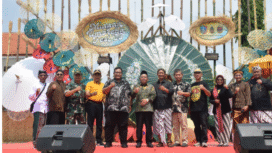 Desa Miagan, kecamatan Mojoagung, Jombang, menggelar sajian kreativitas budaya mengangkat daya tarik payung, dengan tema: Miagan Umbrella Fest 2025, di alun-alun Cemara (AAC), Minggu, 3 Agustus 2025. Foto: Diskominfo Jombang