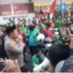 Kapolres Jombang AKBP Ardi Kurniawan bersama wakapolres Kompol Christian Bagus Yulianto dan jajaranya menemui massa ojol Jombang, yang sedang melakukan aksi damai solidaritas atas tewasnya Affan Kurniawan, 21, yang terlindas mobil baracuda saat terjadi aksi demo di Pejompongan, Jakarta, Kamis malam 28 Agustus, 205. Foto: kredonews.com/ priyo suwarno