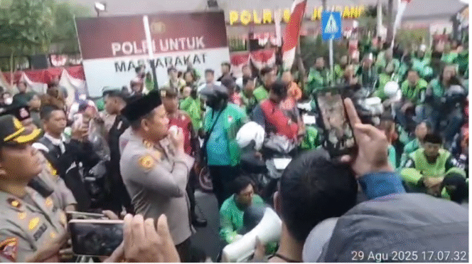 
					Kapolres Jombang AKBP Ardi Kurniawan bersama wakapolres Kompol Christian Bagus Yulianto dan jajaranya menemui massa ojol Jombang, yang sedang melakukan aksi damai solidaritas atas tewasnya Affan Kurniawan, 21, yang terlindas mobil baracuda saat terjadi aksi demo di Pejompongan, Jakarta, Kamis malam 28 Agustus, 205. Foto: kredonews.com/ priyo suwarno