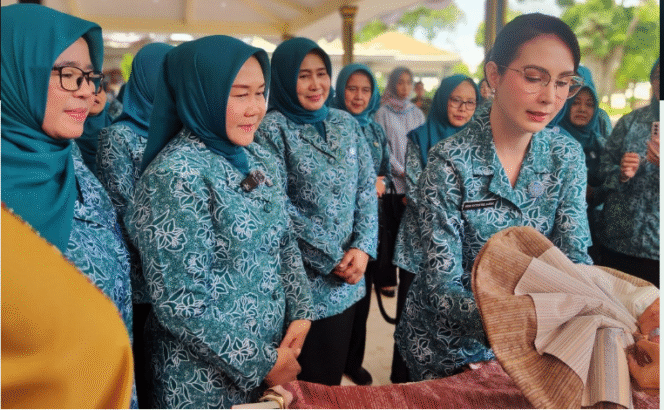 
					Ketua Tim Penggerak PKK Jatim, Arumi Bachsin  melakukan kunjungan kerja di kabupaten Jombang, Kamis, 28 Agustus 2025. Menilai beberapa kerajinan Jombang mempunhyai nilai tambah tinggi. Foto: Jombangkab.go.id
