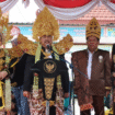 Bupati Jombang Warsubi bersama wakilnya H Salmanudin Yazid tampil di podium untuk memberikan sabutan acara karanaval hasil bumi memeriahkan acara peringatan HUT ke-80 Prokalmasi RI, Sabtu 23 Agustus 2025. Foto: jombangkab.go.id