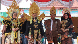 Bupati Jombang Warsubi bersama wakilnya H Salmanudin Yazid tampil di podium untuk memberikan sabutan acara karanaval hasil bumi memeriahkan acara peringatan HUT ke-80 Prokalmasi RI, Sabtu 23 Agustus 2025. Foto: jombangkab.go.id