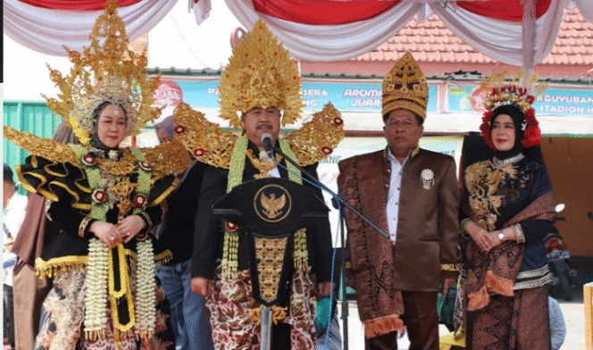 
					Bupati Jombang Warsubi bersama wakilnya H Salmanudin Yazid tampil di podium untuk memberikan sabutan acara karanaval hasil bumi memeriahkan acara peringatan HUT ke-80 Prokalmasi RI, Sabtu 23 Agustus 2025. Foto: jombangkab.go.id
