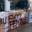 Warga bergotong royong memberi pasokan air minum kemasan, untuk membantu posko yang akan menyiapkan aksi demonstrasi pada tanggal 13 Agustus 2025. Aksi demo terakit dengan kenaikkan PBB P2 hingga 250 persen. Foto: istimewa