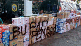 Warga bergotong royong memberi pasokan air minum kemasan, untuk membantu posko yang akan menyiapkan aksi demonstrasi pada tanggal 13 Agustus 2025. Aksi demo terakit dengan kenaikkan PBB P2 hingga 250 persen. Foto: istimewa