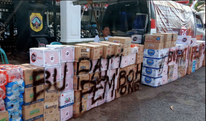 
					Warga bergotong royong memberi pasokan air minum kemasan, untuk membantu posko yang akan menyiapkan aksi demonstrasi pada tanggal 13 Agustus 2025. Aksi demo terakit dengan kenaikkan PBB P2 hingga 250 persen. Foto: istimewa