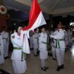 Bupati Jombang, Warsubi mengukuhkan sebanyak 74 putra putri Jombang sebagai pasukan pengibar bendera pusaka (Paskibraka) pada upacara peringatan HUT ke 80 Proklamasi RI. Pengukuhan dilaksanakan di pendopo Pemkab Jombang, Jumat malam, 15 Agustus 2025. Foto: Jombangkab.go.ide