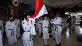 Bupati Jombang, Warsubi mengukuhkan sebanyak 74 putra putri Jombang sebagai pasukan pengibar bendera pusaka (Paskibraka) pada upacara peringatan HUT ke 80 Proklamasi RI. Pengukuhan dilaksanakan di pendopo Pemkab Jombang, Jumat malam, 15 Agustus 2025. Foto: Jombangkab.go.ide