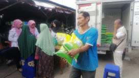 Pria wanita berdatangan ke lokasi Pasar Murah dan Operasi pasar Disdarin Jombang, yang dilaksanakan di Pasar Tjoekir, Jombang, Selasa 5 Agustus 2025. Foto: kredonews.com/ priyo suwarno