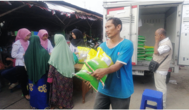 
					Pria wanita berdatangan ke lokasi Pasar Murah dan Operasi pasar Disdarin Jombang, yang dilaksanakan di Pasar Tjoekir, Jombang, Selasa 5 Agustus 2025. Foto: kredonews.com/ priyo suwarno