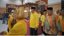 Bupati Jombang, Warsubi bicara tegas di dalam acara pembukaan Musda XI Golkar Jombang, Jumat 8 Agustus 2025. Dia menyatakan bahwa partai tempat mengabdi bukan mencari keuntungan. Foto: Diskominfo Jombang