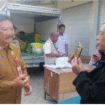 Kepala Dinas Perdagangan dan Perindustrian (Disdagrin) Kabupaten Jombang Drs. Suwignyo, MA terjun langsung mengawasi pelaksanaan Operasi Pasar dan Pasar Murah di lokasi Pasar Pon, sebagai upaya untuk menekan laju inflasi khusus komoditi beras dan minyak goreng, Senin 4 Agustus 2025. Foto: kredonews.com/ priyo suwarno