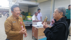 Kepala Dinas Perdagangan dan Perindustrian (Disdagrin) Kabupaten Jombang Drs. Suwignyo, MA terjun langsung mengawasi pelaksanaan Operasi Pasar dan Pasar Murah di lokasi Pasar Pon, sebagai upaya untuk menekan laju inflasi khusus komoditi beras dan minyak goreng, Senin 4 Agustus 2025. Foto: kredonews.com/ priyo suwarno