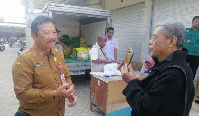 
					Plt Kepala Dinas Perdagangan dan Perindustrian (Disdagrin) Kabupaten Jombang Drs. Suwignyo, MA terjun langsung mengawasi pelaksanaan Operasi Pasar dan Pasar Murah di lokasi Pasar Pon, sebagai upaya untuk menekan laju inflasi khusus komoditi beras dan minyak goreng, Senin 4 Agustus 2025. Foto: kredonews.com/ priyo suwarno