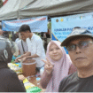 Yustinus Harris Eko Prasetijo, Kabid Sarana Perdagangan dan Barang Pokok Penting di Dinas Perdagangan dan Perindustrian Kabupaten Jombang, saat menggelar operasi beras murah di depan kantor Disdagrin Jombang, Minggu 10 Agustus 2025. Foto: Dok/ Disdagrin Jombang


