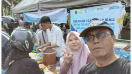 Yustinus Harris Eko Prasetijo, Kabid Sarana Perdagangan dan Barang Pokok Penting di Dinas Perdagangan dan Perindustrian Kabupaten Jombang, saat menggelar operasi beras murah di depan kantor Disdagrin Jombang, Minggu 10 Agustus 2025. Foto: Dok/ Disdagrin Jombang


