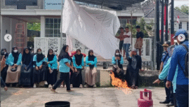 Tim Damkar Jombang memberikan sosialisasi pencegahan bahaya kebakaran kepada Satuan Pelayanan Pemenuhan Gizi di Jl. Desa Tambakrejo Gg. V, RT:01 RW 08 Petengan Tambakrejo, Kecamatan Jombang, Jombang Senin 11 Agustus 2025. Foto: Dok/ BPBP/Damkar Pemkab Jombang