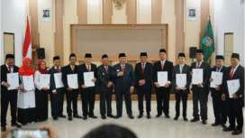 Bupati Jombang, Warsubi melantik 11 orang pengurus Dewan Pendidikan Jombang (DPJ) masa bhakti 20245-2030, di kantor Pemkab Jombang, Selasa 12 Agustus 2025. Foto: Diskominfo Jombang