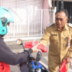 Sekretaris DPRD Jombang, Bambang Sriyadi membagikan 500 bendera Merah-Putih kepada masyarakat, sebagai bagian dari upaya memeriahkan dan menyambut HUT ke 80 Proklamasi Indonesia, Seelasa, 5 Agustus 2025. Foto: Dok/ DPRD Jombang