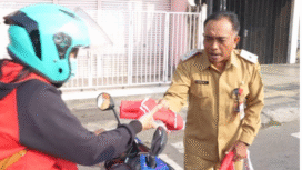 Sekretaris DPRD Jombang, Bambang Sriyadi membagikan 500 bendera Merah-Putih kepada masyarakat, sebagai bagian dari upaya memeriahkan dan menyambut HUT ke 80 Proklamasi Indonesia, Seelasa, 5 Agustus 2025. Foto: Dok/ DPRD Jombang