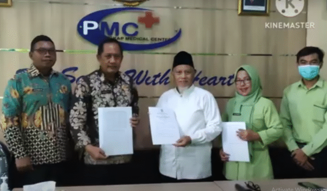 
					Dinas Kependudukan dan Catatan Sipil (Disdukcapil) Pemkab Jombang terus mengembangkan aplkasi penghubung Dokter Drupadi, agar memudahkan setiap lembaga kesehatan yang terkait dengan kependudukan, bisa secara langsung mencetak akta kelahiran dan KK secara mandiri. Foto: tangkap layar video Youtube@Dukcapil Jombang