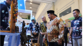 Bupati Jombang mengjeguk stand Jombang di ajang APKASI Otonomi Expo 2025 di berlangsung pada 28–30 Agustus di Hall 5 dan 6 Indonesia Convention Exhibition (ICE) BSD Tangerang. Bupati Warsubi menyempatkan diri mennegak stand tersebut, Jumat 29 Agustus 2025. Foto: Diskominfo Pemkab Jombang