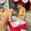 Kepala dinas Pekerjaan Umum dan Penataan Ruang (PUPR) Pemkab Jombang, Bayu Pancoroadi melakukan tanda tangan fakta integritas bersama seluruh ASN, Senin 4 Agustus 2025. Foto: jombangkab.go.id